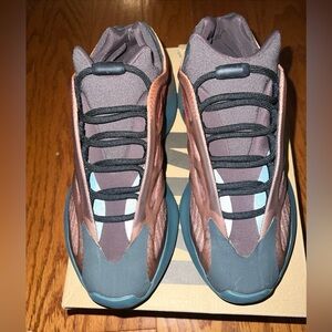 Yeezy 700 V3 Copper Fade Size 7.5us